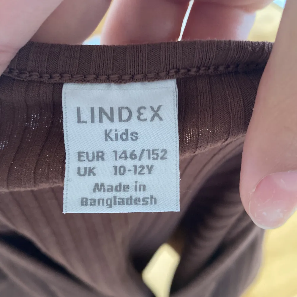 En brun magtröja från Lindex, säljs pga ingen användning längre, använd några antal gånger, har en limfläck som vi inte riktigt har kunnat tagits bort, pris kan diskuteras!🤗. T-shirts.