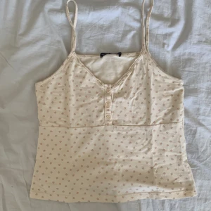 Brandy Melville linne 💗 - Ett jätte fint brandy Melville linne med blommor, säljer eftersom att det är lite för stort för mig💗