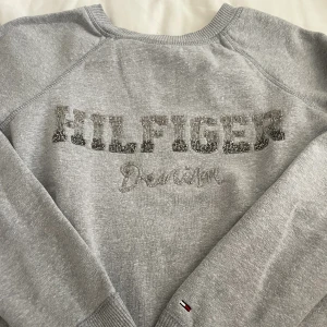 Tommy Hilfinger - Tommy Hilfinger sweatshirt i storlek XS. Färgen är grå med märket i paljetter. Priset kan diskuteras, fler bilder skriv privat till mig. Köparen står för frakten💖💖