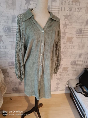 Skjorta tunika med spetsärm  - En snygg blus/tunika från Live Forever Hittar inhmgen storlek så antar One size (xs-L) Lite anv  Spets ärmar med resår 