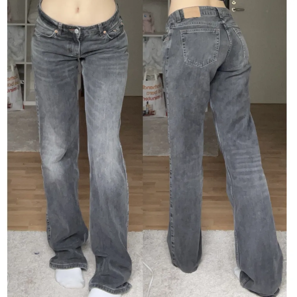 lågmidjade bootcut/straight jeans ifrån weekday. lite smått slitna nedtill, annars inga större defekter. innerbenslängd 88 cm, midjemått 76 cm (mätt tvärs över). använd gärna köp nu 💗. Jeans & Byxor.