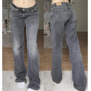 lågmidjade bootcut/straight jeans ifrån weekday. lite smått slitna nedtill, annars inga större defekter. innerbenslängd 88 cm, midjemått 76 cm (mätt tvärs över). använd gärna köp nu 💗
