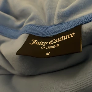 Blå juicy kofta M  - En jätte fin knappt använd blå juicy kofta, använd 2-3 ggr, storlek M men passar S, pris kan diskuteras så skriv, NYPRIS : 1200kr 