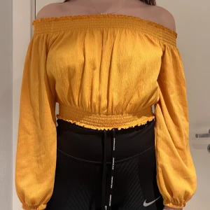 Off Shoulder top - Gul topp från H&M. Använd ett fåtal gånger men i väldigt bra skick. Storlek S.