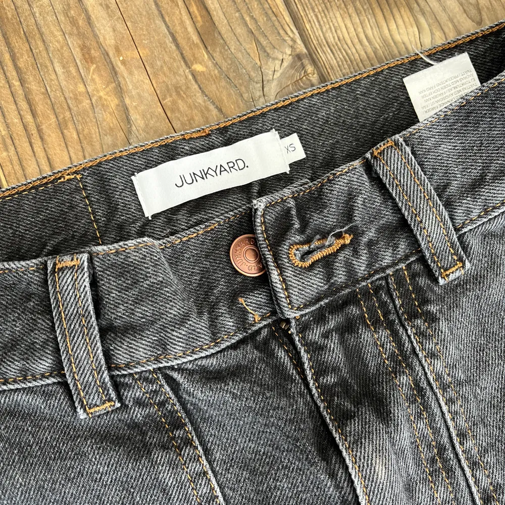 Sköna, baggy Carpenter jeans från Junkyard. Nypris 599 kr. Slitna baktill vid benslut, därav priset. . Jeans & Byxor.