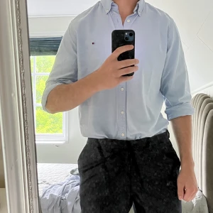 Tommy Hilfiger skjorta  - Hej säljer denna Tommy Hilfiger skjorta i storlek M slim som är ganska bra skick. Säljer på grund av att den inte kom till användning 