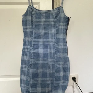 Jeans klänning - Jätte fin bodycon jeans klänning med ljust rutmönster. Jättesöt, men tycker inte den passar mig (: oanvänd.