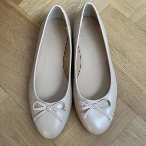 Säljer dessa fina beiga ballerina skor från ASOS, märket ASOS design. Storlek 36. Aldrig använda och säljes då jag har liknande!🤍 först till kvarn!