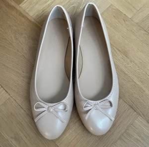 Ballerina skor - Säljer dessa fina beiga ballerina skor från ASOS, märket ASOS design. Storlek 36. Aldrig använda och säljes då jag har liknande!🤍 först till kvarn!