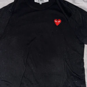 CDG T-shirt - Säljer min svarta och röda CDG tshirt. Skick 8/10. Storlek M. Inget kvitto. Fler bilder i DM. 