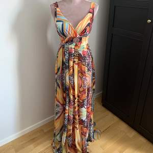Säljer denna oanvända färgglada klänningen från Diazz i storlek 38.☀️