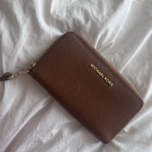 Plånbok - Supersnygg plånbok som aldrig har kommit till användning🤎