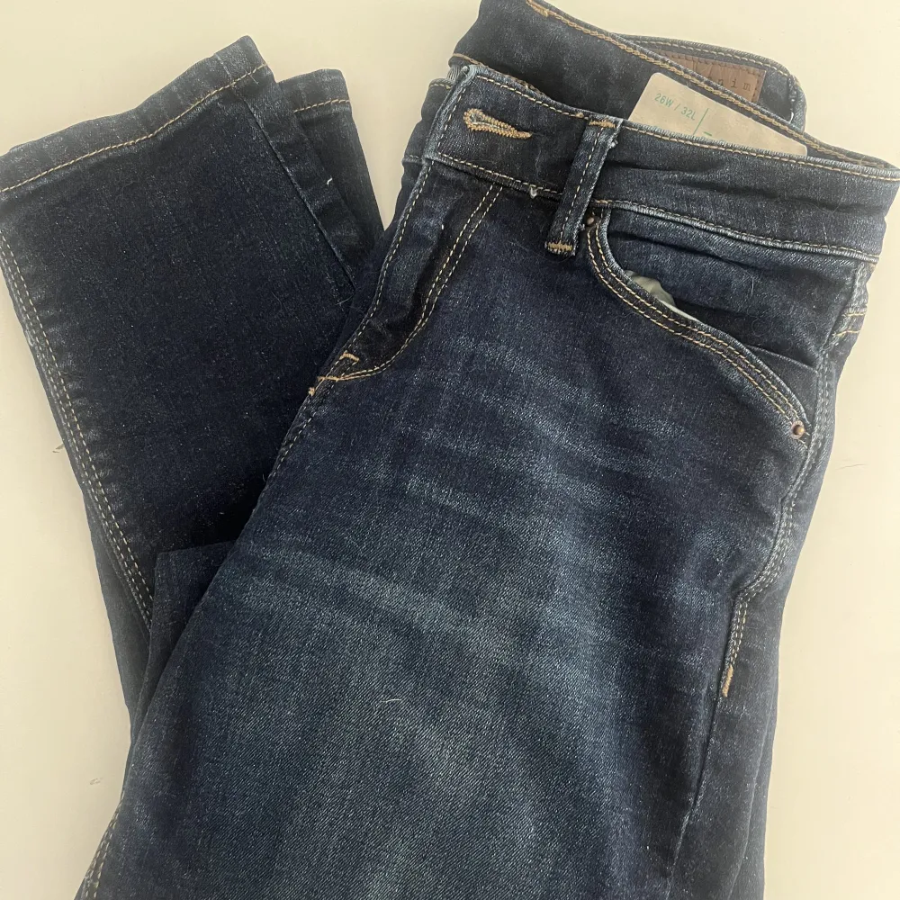 Hej jag säljer mina lågmidjade spirit jeans! Dessa är i nyskick eftersom de alltid har varit lite för stora på mig:( storlek är 26w/32L✨ Jag skulle säga att dom är lite för långa på mig som är 165cm så om du är en lite längre tjej kommer de passa perfekt👸🏽. Jeans & Byxor.