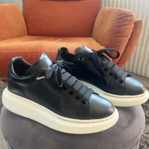 Alexander mcqueen sneakers - Säljer nu mina sneakers från Alexander mcqueen i storlek 37,5. Använda men fortfarande super fina🌸