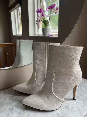 Klackskor - Stövletter i fint skick, oanvända. Något för liten i strl för mig.