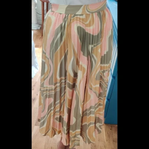 Kjol i retromönster - 🌷kjol med dragkedja från Asos 🌷strl 38  🌷Inget att anmärka på kvaliten  Skickar spårbart om så önskas