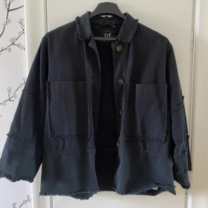 Mörkblå jacka - Säljer den snyggaste mörkblåa jackan! Väldigt tunn så perfekt nu till sommaren eller till hösten med en stickad tröja under💕lite oversize så den sitter så snyggt på