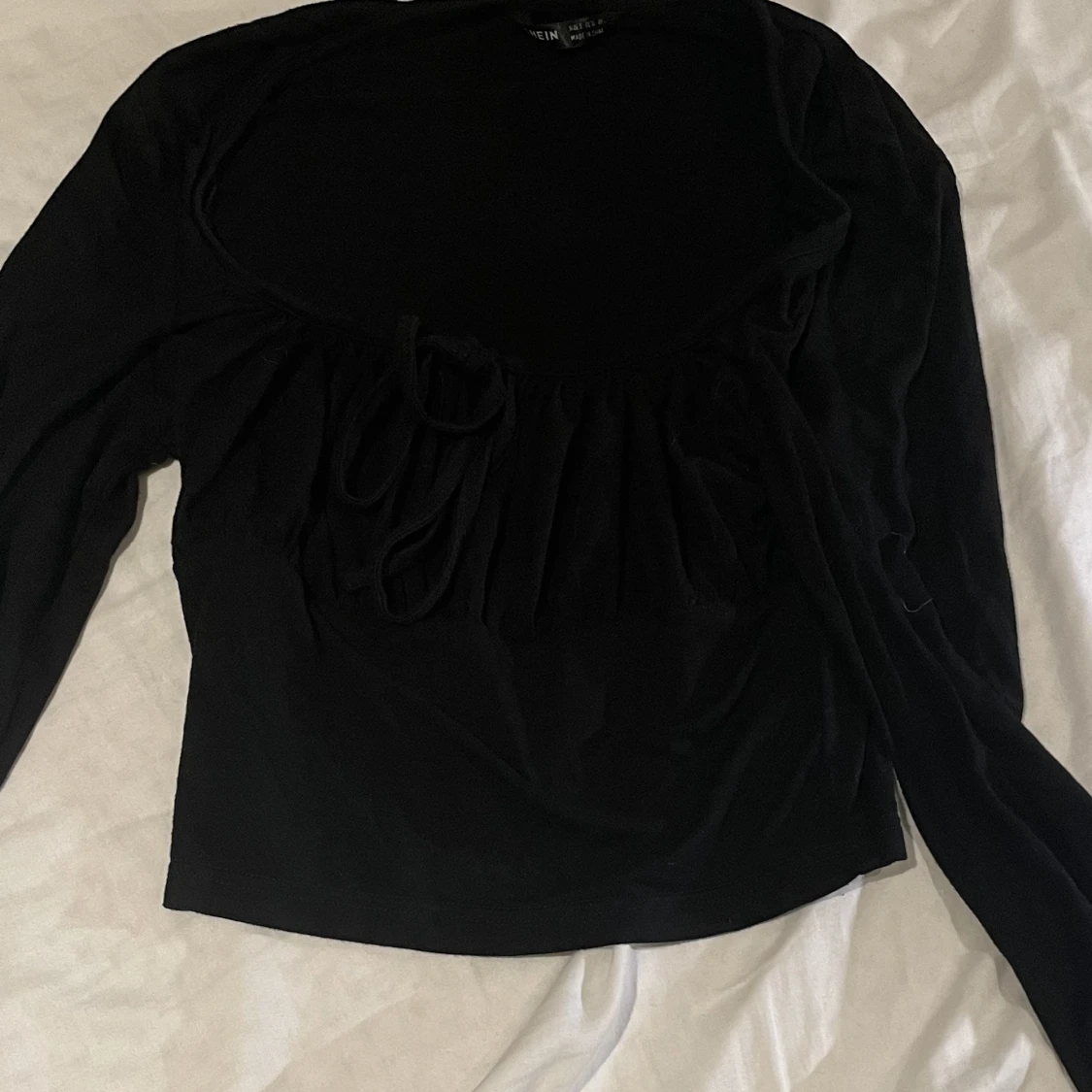 Topp med knyt urringning 