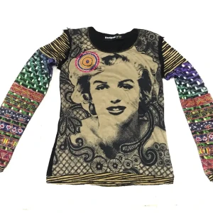 Desigual tröja - vintage desigual Marilyn Monroe tröja. Det är en collecters piece designad av Christian Lacroix i samarbete med Desigual. skriv för fler bilder eller mer info<3 har klippt bort inside tagg för den var irriterande🫤pris kan diskuteras!❤️❤️