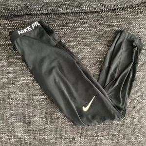 Nike PRO  - Säljer nu mina älskade Nike tights pga att de är för små😩de har inga hål,fläckar,lösa trådar osv… de är i strl M men passar även S😻tveka inte att höra av dig vid intresse💕