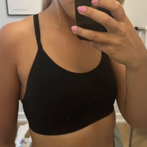 Sport-bh  - Svart sport-bh i bomull, superskön bh men som saknar stöd. Fungerar perfekt för lugnare aktiviteter såsom yoga