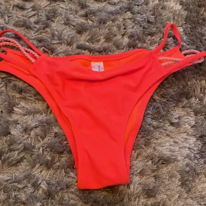 Bikiniunderdel - Säljer denna bikiniunderdel som är ifrån hunkemöller i storlek M men funkar som S.aldrig använd