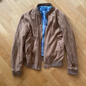 Jacka i fakemocka från Zara - Brun jacka i faux mocka från Zara i storlek L men sitter som M