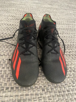 Fotbollskor - Adidas speedportal i väldigt bra skick endast badväders på inomhusplaner i vinter storlek 43 nypris 1700
