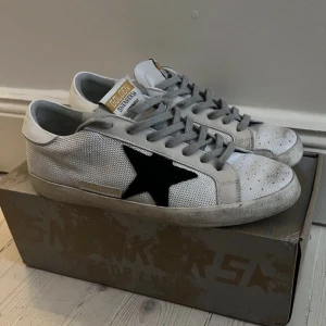 Golfen goose - Säljer mina golden goose då de inte kommer till användning. Skorna är i bra skick och är strlk 41. Inget oh tillkommer