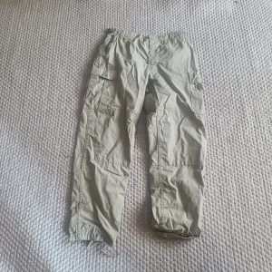 Cargo byxor - Asschyssta beigea baggy cargobyxor som sitter som en smäck på de allra flesta. Köp dessa om du vill va cool!