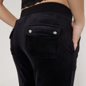 Juicy byxor💗 - Såljer mina juicy byxor då dom inte kommer till någon användning. Nypris 1099. Säljs för 700kr + FÅ EN O ÖPPNAD ARIANA GRANDE PARFYM!💗