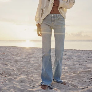 Lågmidjade jeans bootcut - Lågmidjade bootcut jeans mörkblå från zara , nyskick 