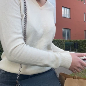 Cashmere tröja vit - En krämvit cashmere tröja! Använd 1 gång💓 mycket fint skick och inga fläckar/ skador💓💓 storlek 38 men passar en S också.