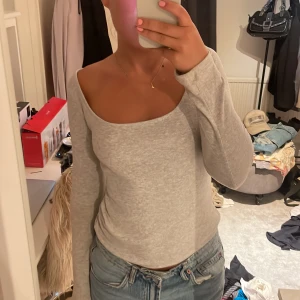 Grå tröja  - Fin grå tröja i ribbat material. Köpt på plick och knappt använd!