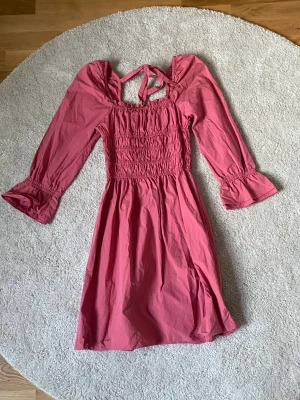 Sommarklänning  - Rosa sommarklänning med öppen rygg. Endast använd en gång.