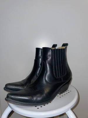 Johnny Bulls Boots - Johnny Bulls i storlek 40. Fint skick och sparsamt använda. Original låda följer med. Möts upp i Stockholm eller så kan jag skicka den. Kan gå ner lite i pris vid snabb affär.