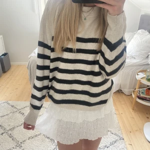 Randig Stickad tröja  - Randig stickad tröja perfekt som tröja över en klänning nu i sommar. Pris går alltid att diskutera och köpare står för frakten. Hör av er vid intresse eller frågor🩷🩷