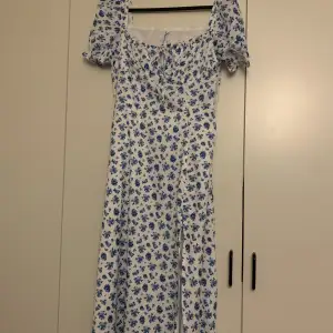 Blommig klänning med slits fram