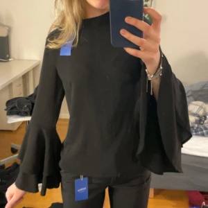 Svart tröja - Så cool svart tröja med vida armar, lite för stor på mig tyvärr!