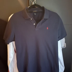 Polo piké - Säljer nu en polo piké i storlek S. Den är i fint skick och sparsamt använd.😊