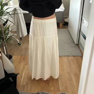 Vit långkjol maxikjol - Superfint skick, storlek xs! HELT NY