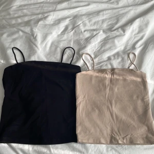 Toppar/Linnen Gina tricot - Fina toppar/Linnen i storlek xs, den beigea är nästan oanvänd så superskick! Den svarta har också bra skick men använd. Säljs i paket till ett billigt pris. Hör av er vid frågor🫶