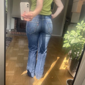 Levis jeans - Utsvängda / flare jeans från levis. De är vintage. Jättefin kvalité