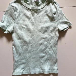 T-shirt - Tight t-shirt/topp, passar XS och S, använd 2 gånger. Ljusturkos färg!