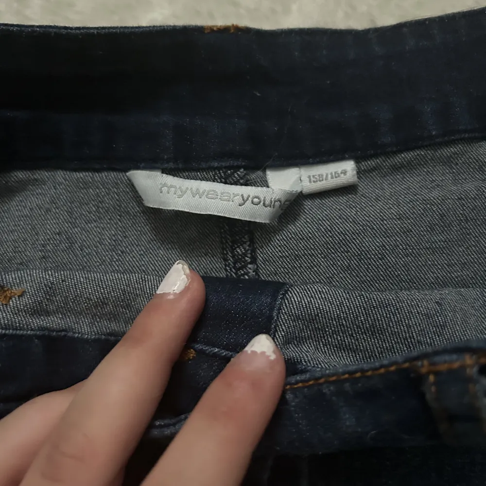 Jeans kjol med knappar. 158/165 skulle säga att det är en xs. Kjolar.