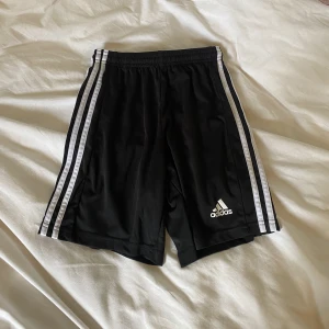 Adidas träningsshorts - Adidasshorts! Lappen är bortklippt men de är xs. Säljer pga försmå för mig, därför jag inte har bilder på. Så sköna och passar till allt, träning, bad, som mjukisshorts eller bara nu på sommaren!