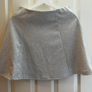 Tennis kjol - Grå tennis kjol från Cubus, aldrig använd 