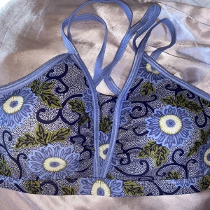 Blå Grön Bikini Överdel - Säljer en väldigt vacker Blå Bikini ÖVERDEL med olika mönster i Storlek S. Fick i present och aldrig haft någon användning t denna så tänkte att jag kunde sälja 💙💙