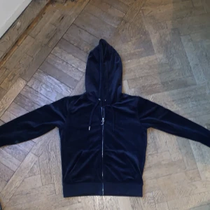 Juicy Couture Hoodie - Säljer min systers Juicy Coutore Hoodie! Aldrig använt och är i mörkblå färg och i storlek S!