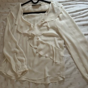 Vit blus  - En vit blus från ZARA, knappt använd! 